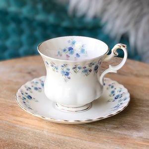 Royal Albert ‘Memory Lane’ teacup & saucer set